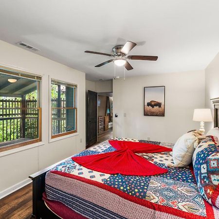 Whiskey Ridge Lodge, A Restored 1940S Gem, 2 Mins From Downtown, Breathtaking City Views, Custom Game Room, And Spacious Elegance 개틀린버그 외부 사진
