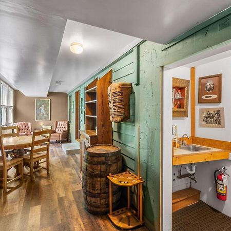 Whiskey Ridge Lodge, A Restored 1940S Gem, 2 Mins From Downtown, Breathtaking City Views, Custom Game Room, And Spacious Elegance 개틀린버그 외부 사진