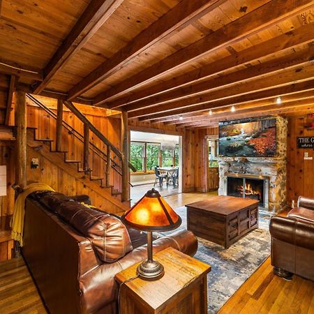 Whiskey Ridge Lodge, A Restored 1940S Gem, 2 Mins From Downtown, Breathtaking City Views, Custom Game Room, And Spacious Elegance 개틀린버그 외부 사진