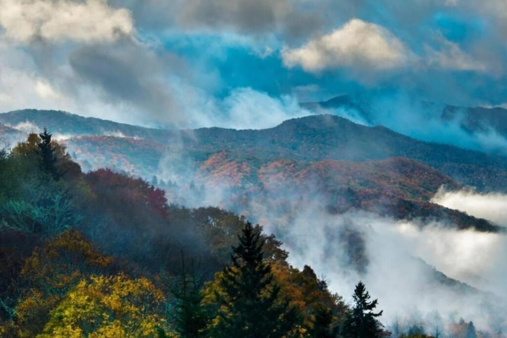 Whiskey Ridge Lodge, A Restored 1940S Gem, 2 Mins From Downtown, Breathtaking City Views, Custom Game Room, And Spacious Elegance 개틀린버그 외부 사진