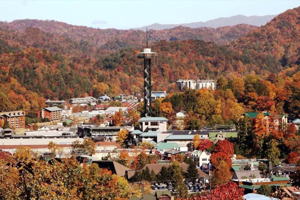 Whiskey Ridge Lodge, A Restored 1940S Gem, 2 Mins From Downtown, Breathtaking City Views, Custom Game Room, And Spacious Elegance 개틀린버그 외부 사진