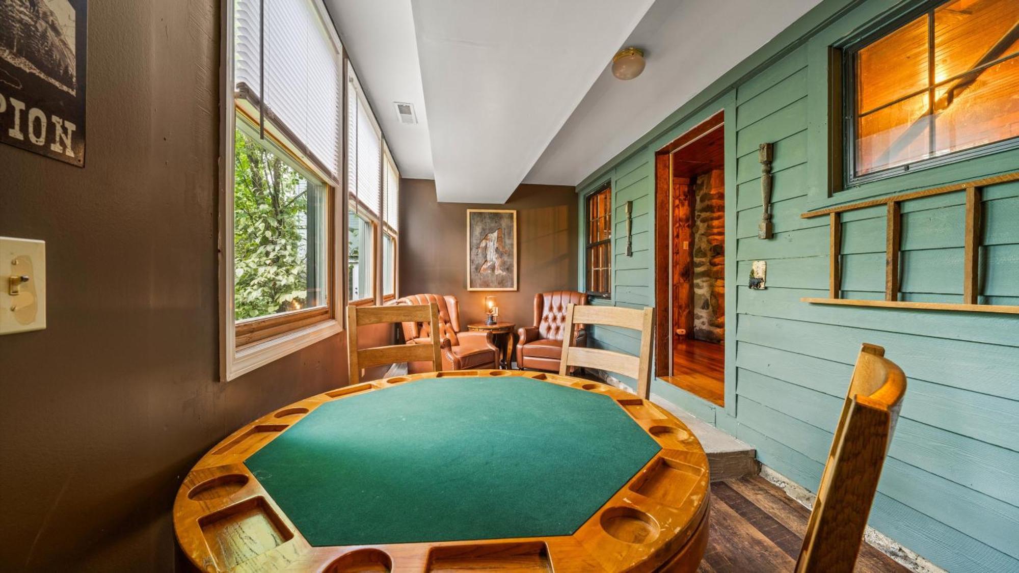 Whiskey Ridge Lodge, A Restored 1940S Gem, 2 Mins From Downtown, Breathtaking City Views, Custom Game Room, And Spacious Elegance 개틀린버그 외부 사진