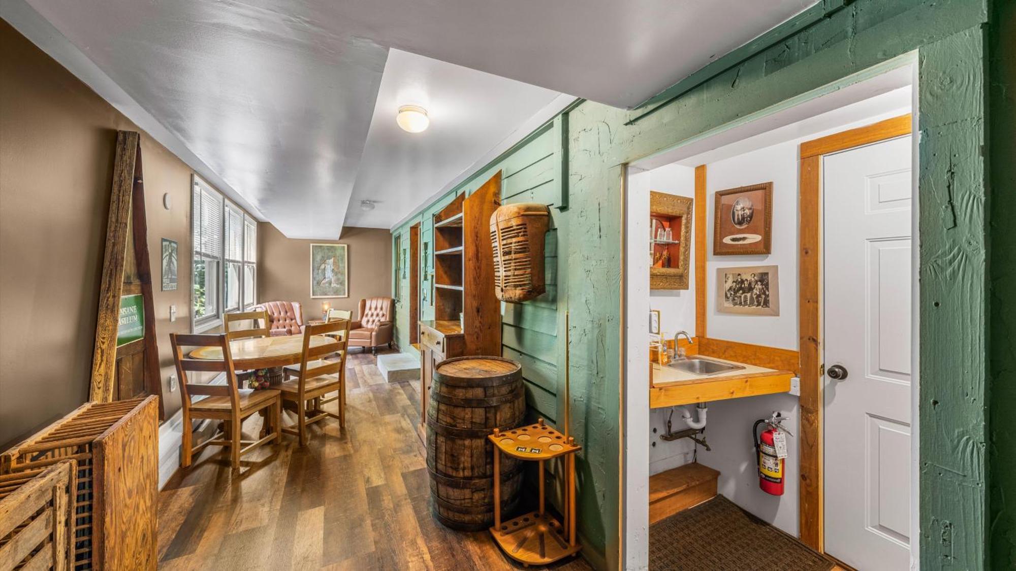 Whiskey Ridge Lodge, A Restored 1940S Gem, 2 Mins From Downtown, Breathtaking City Views, Custom Game Room, And Spacious Elegance 개틀린버그 외부 사진
