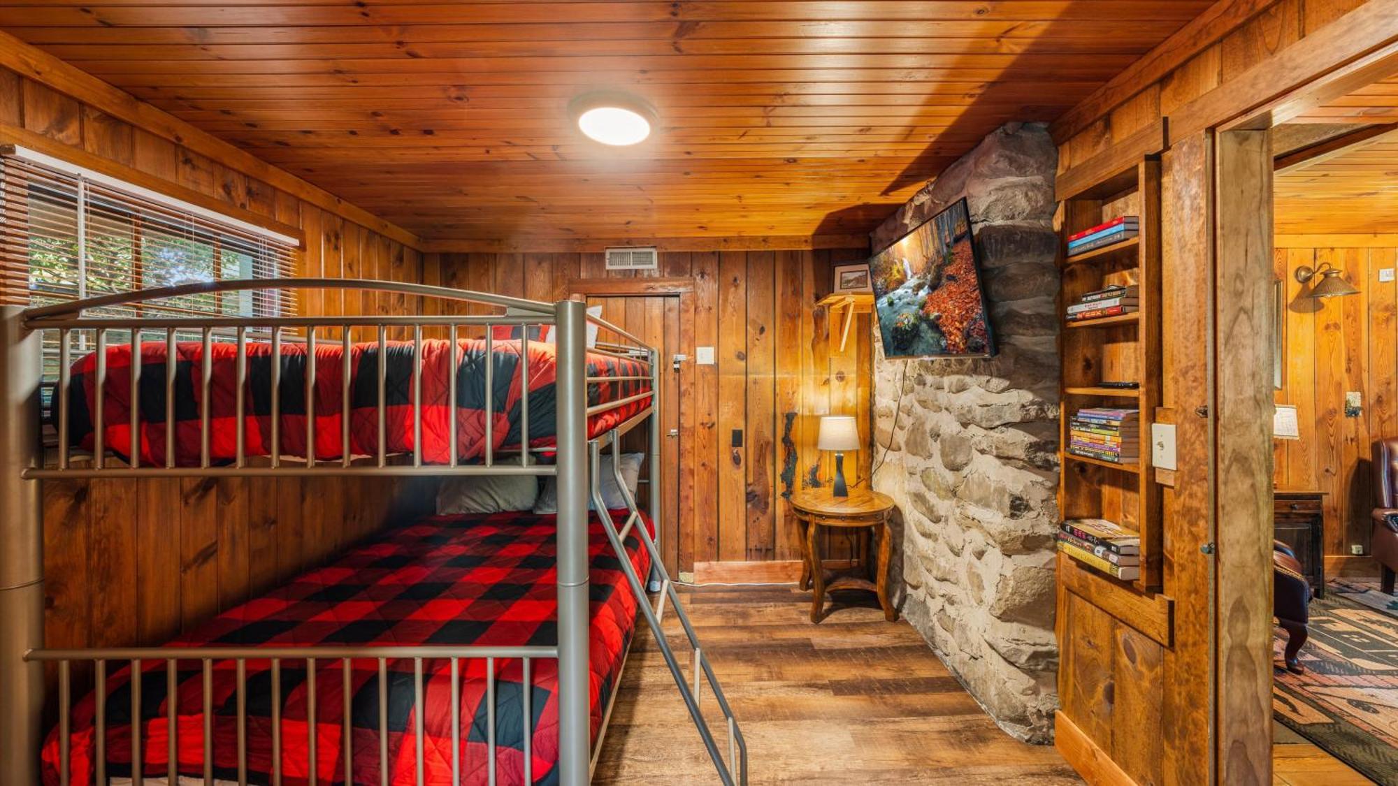 Whiskey Ridge Lodge, A Restored 1940S Gem, 2 Mins From Downtown, Breathtaking City Views, Custom Game Room, And Spacious Elegance 개틀린버그 외부 사진