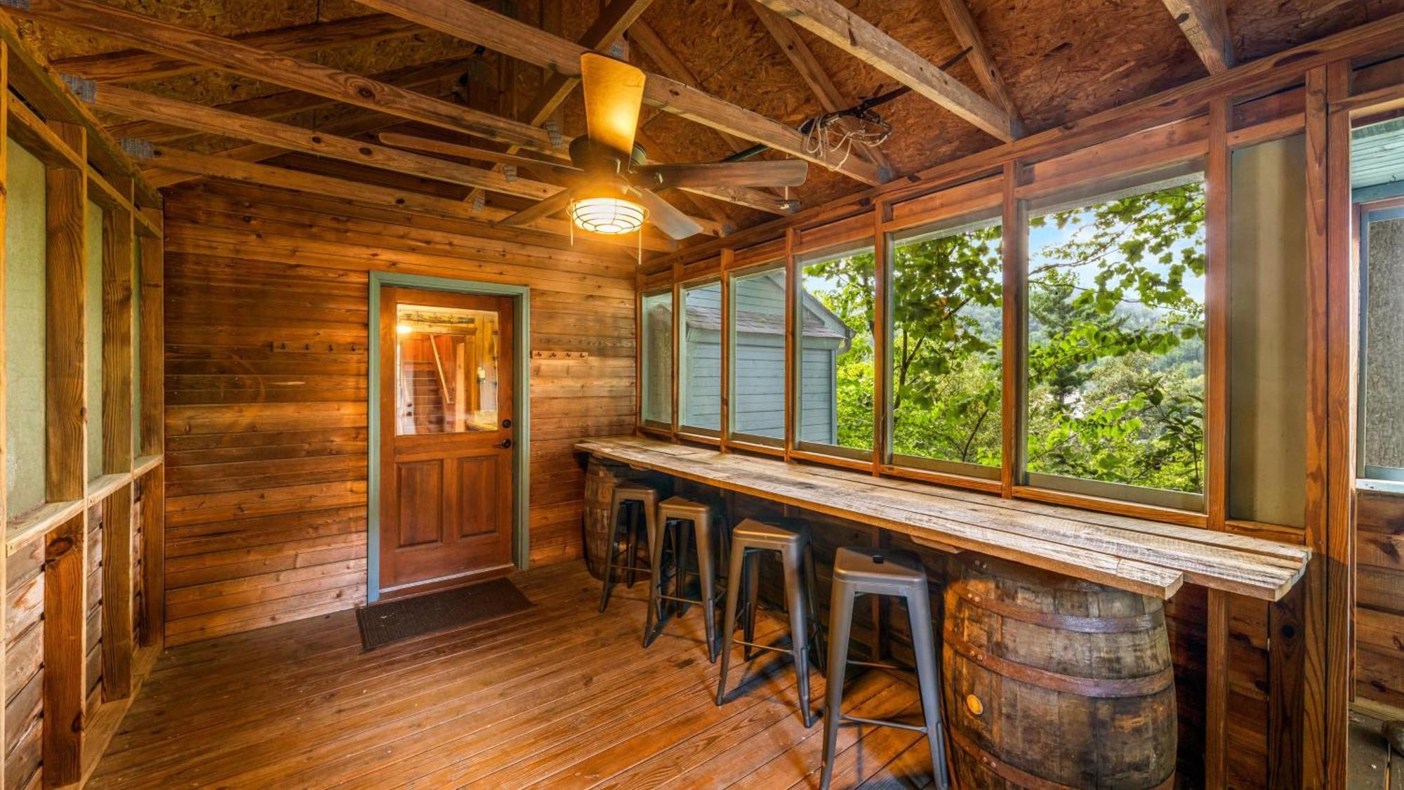 Whiskey Ridge Lodge, A Restored 1940S Gem, 2 Mins From Downtown, Breathtaking City Views, Custom Game Room, And Spacious Elegance 개틀린버그 외부 사진