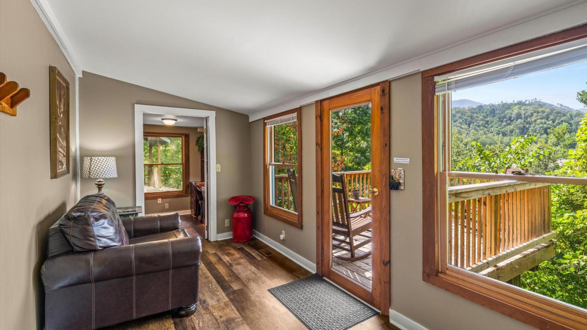Whiskey Ridge Lodge, A Restored 1940S Gem, 2 Mins From Downtown, Breathtaking City Views, Custom Game Room, And Spacious Elegance 개틀린버그 외부 사진