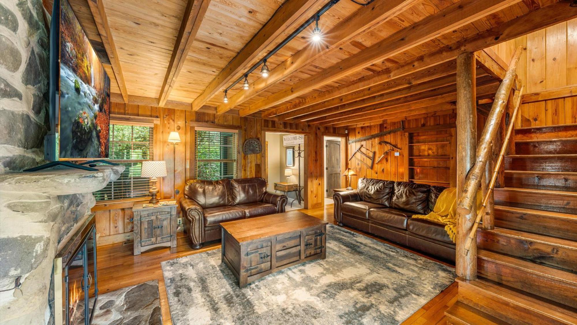 Whiskey Ridge Lodge, A Restored 1940S Gem, 2 Mins From Downtown, Breathtaking City Views, Custom Game Room, And Spacious Elegance 개틀린버그 외부 사진