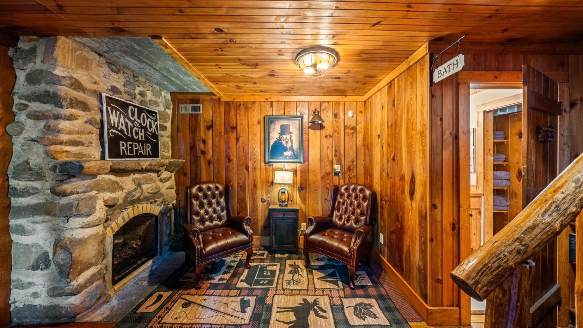 Whiskey Ridge Lodge, A Restored 1940S Gem, 2 Mins From Downtown, Breathtaking City Views, Custom Game Room, And Spacious Elegance 개틀린버그 외부 사진