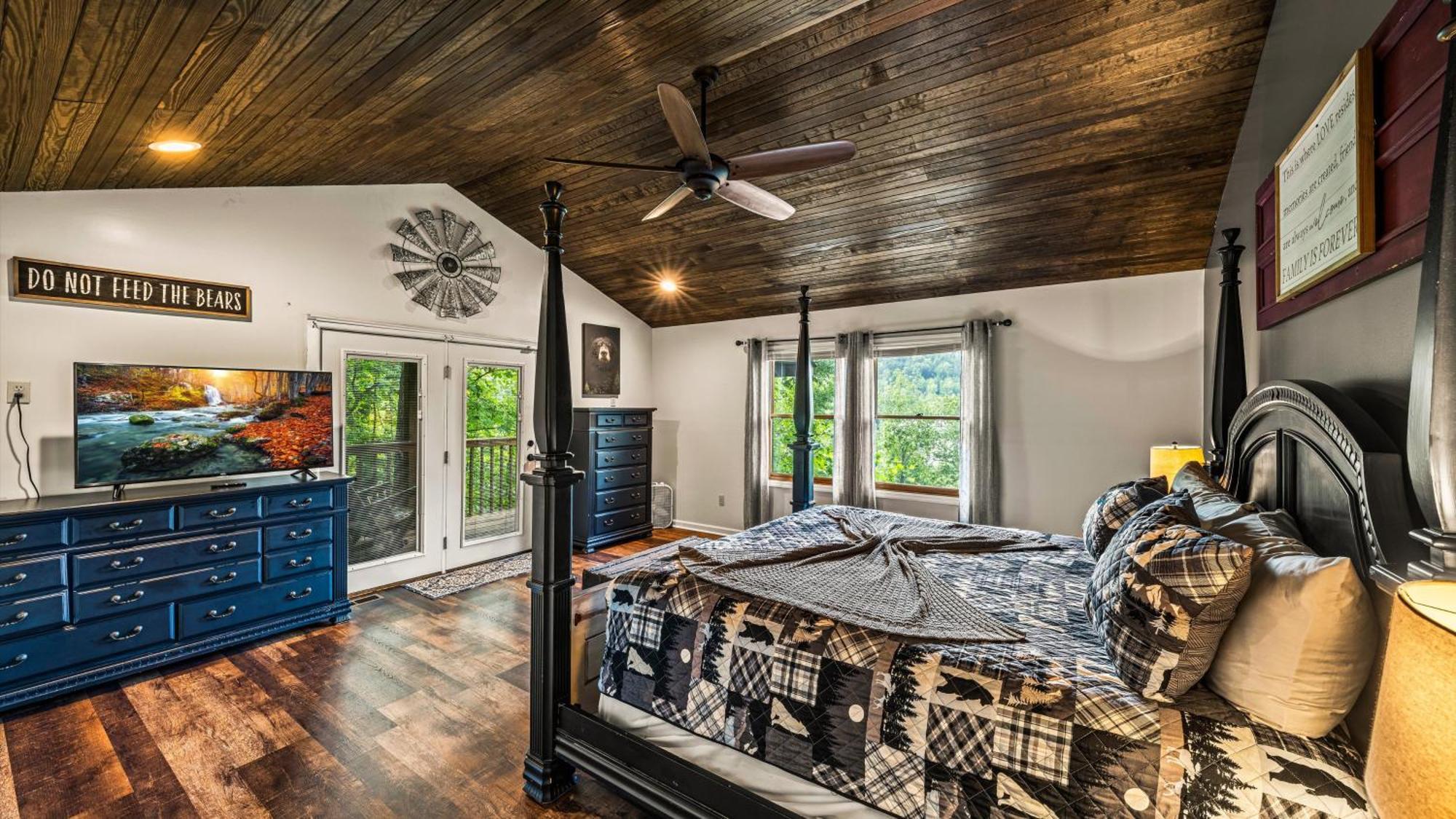 Whiskey Ridge Lodge, A Restored 1940S Gem, 2 Mins From Downtown, Breathtaking City Views, Custom Game Room, And Spacious Elegance 개틀린버그 외부 사진