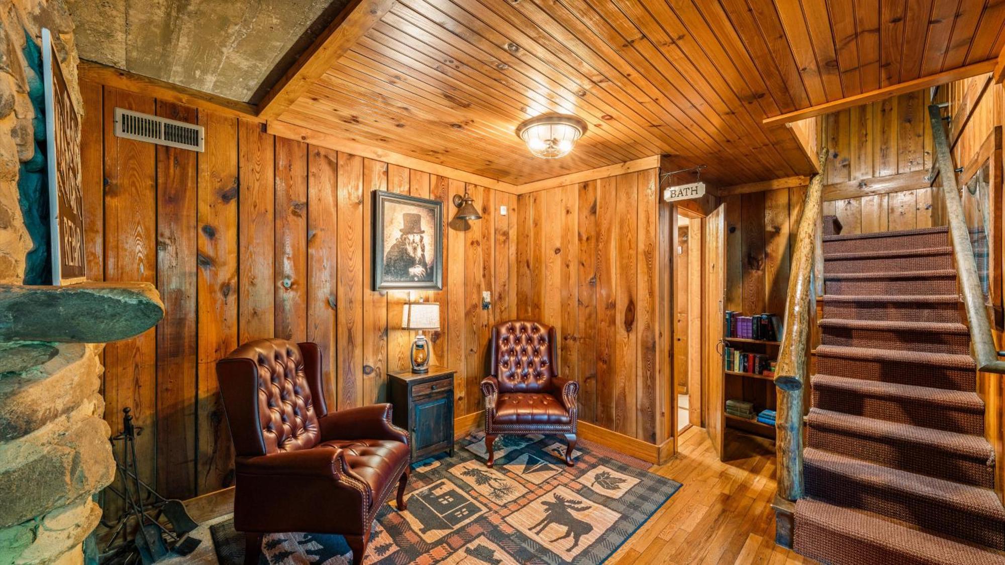 Whiskey Ridge Lodge, A Restored 1940S Gem, 2 Mins From Downtown, Breathtaking City Views, Custom Game Room, And Spacious Elegance 개틀린버그 외부 사진