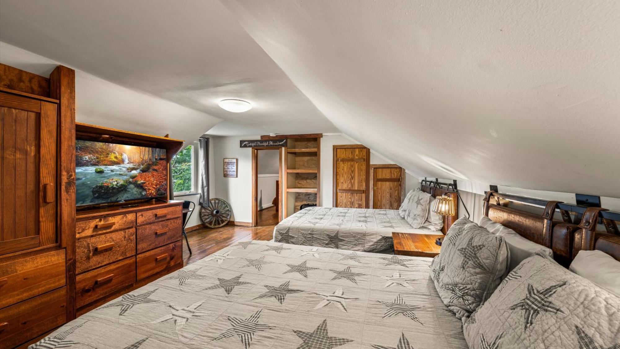 Whiskey Ridge Lodge, A Restored 1940S Gem, 2 Mins From Downtown, Breathtaking City Views, Custom Game Room, And Spacious Elegance 개틀린버그 외부 사진