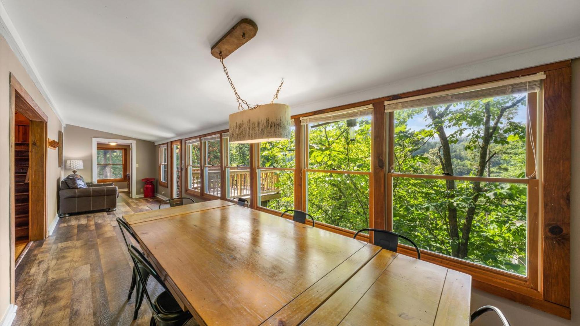 Whiskey Ridge Lodge, A Restored 1940S Gem, 2 Mins From Downtown, Breathtaking City Views, Custom Game Room, And Spacious Elegance 개틀린버그 외부 사진