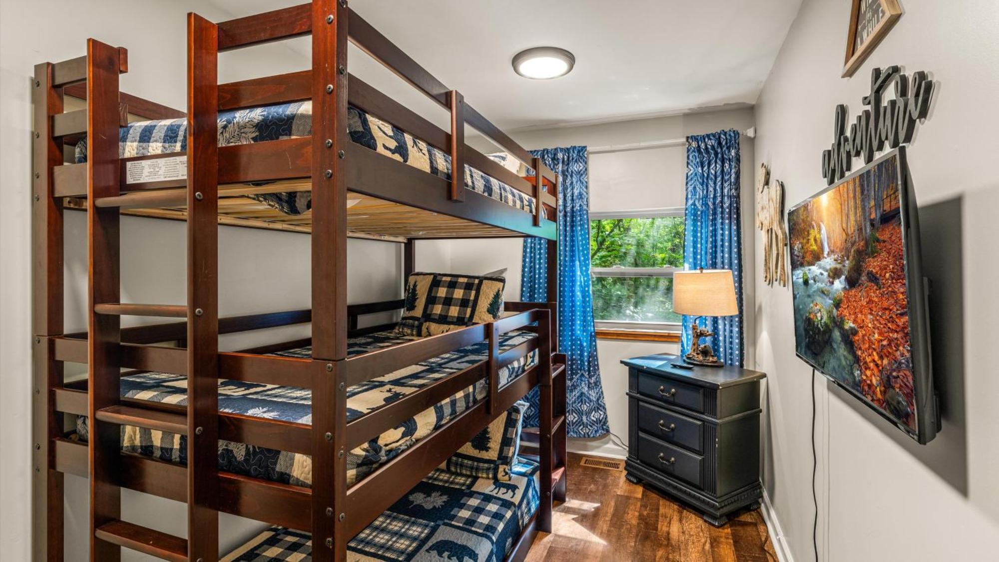 Whiskey Ridge Lodge, A Restored 1940S Gem, 2 Mins From Downtown, Breathtaking City Views, Custom Game Room, And Spacious Elegance 개틀린버그 외부 사진