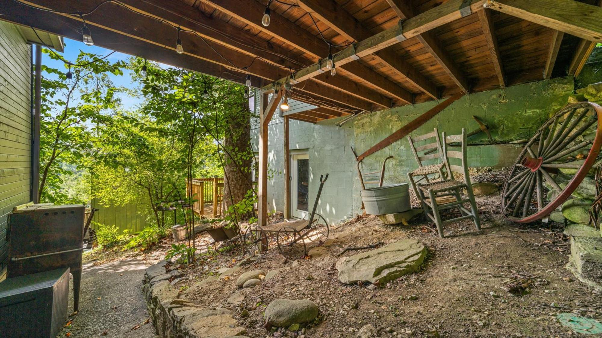 Whiskey Ridge Lodge, A Restored 1940S Gem, 2 Mins From Downtown, Breathtaking City Views, Custom Game Room, And Spacious Elegance 개틀린버그 외부 사진
