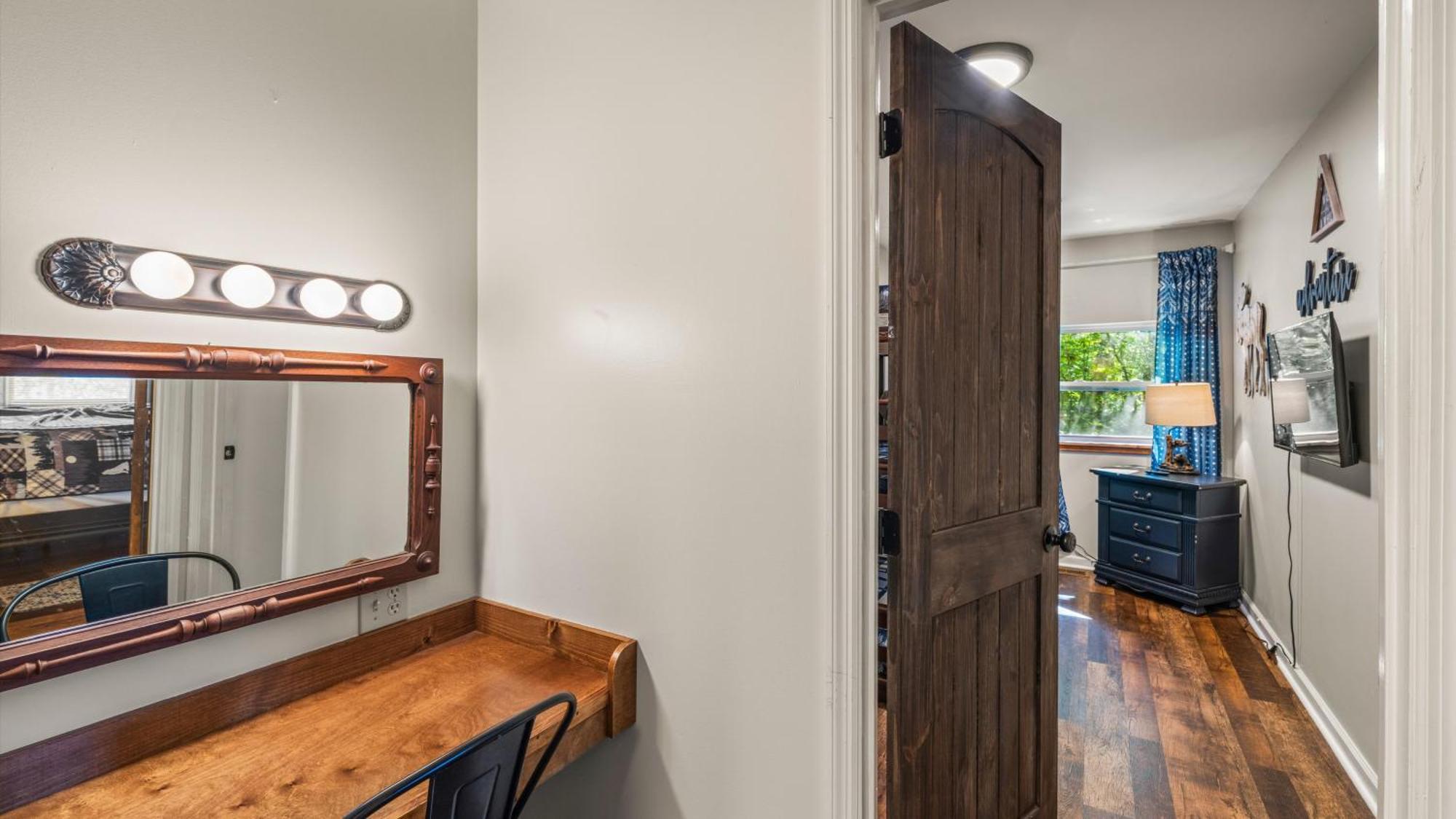 Whiskey Ridge Lodge, A Restored 1940S Gem, 2 Mins From Downtown, Breathtaking City Views, Custom Game Room, And Spacious Elegance 개틀린버그 외부 사진