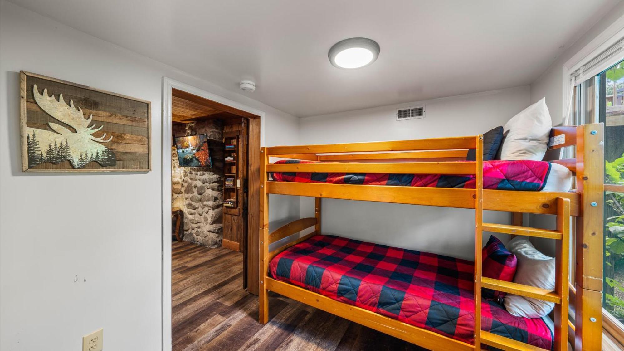 Whiskey Ridge Lodge, A Restored 1940S Gem, 2 Mins From Downtown, Breathtaking City Views, Custom Game Room, And Spacious Elegance 개틀린버그 외부 사진