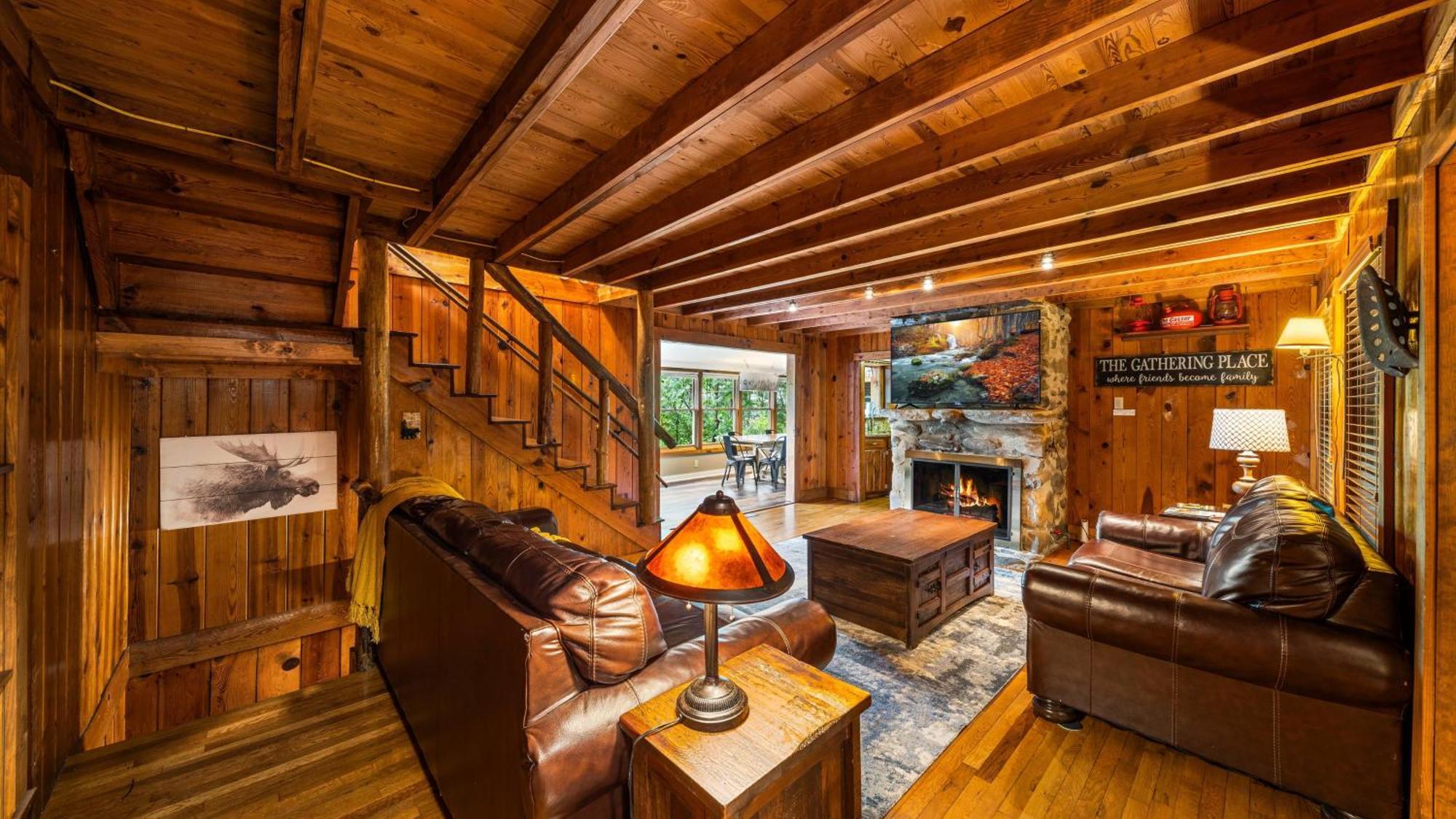 Whiskey Ridge Lodge, A Restored 1940S Gem, 2 Mins From Downtown, Breathtaking City Views, Custom Game Room, And Spacious Elegance 개틀린버그 외부 사진