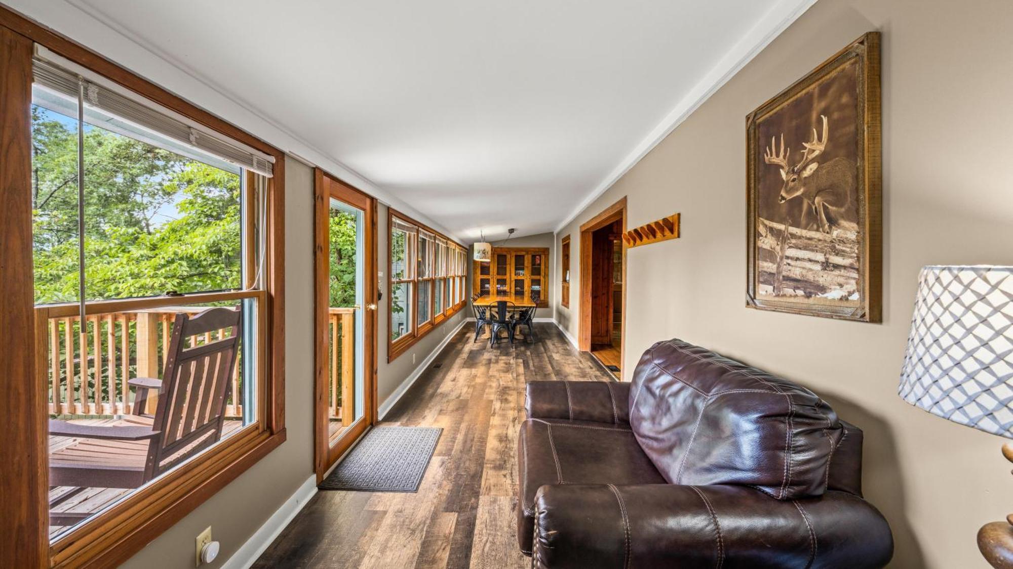 Whiskey Ridge Lodge, A Restored 1940S Gem, 2 Mins From Downtown, Breathtaking City Views, Custom Game Room, And Spacious Elegance 개틀린버그 외부 사진