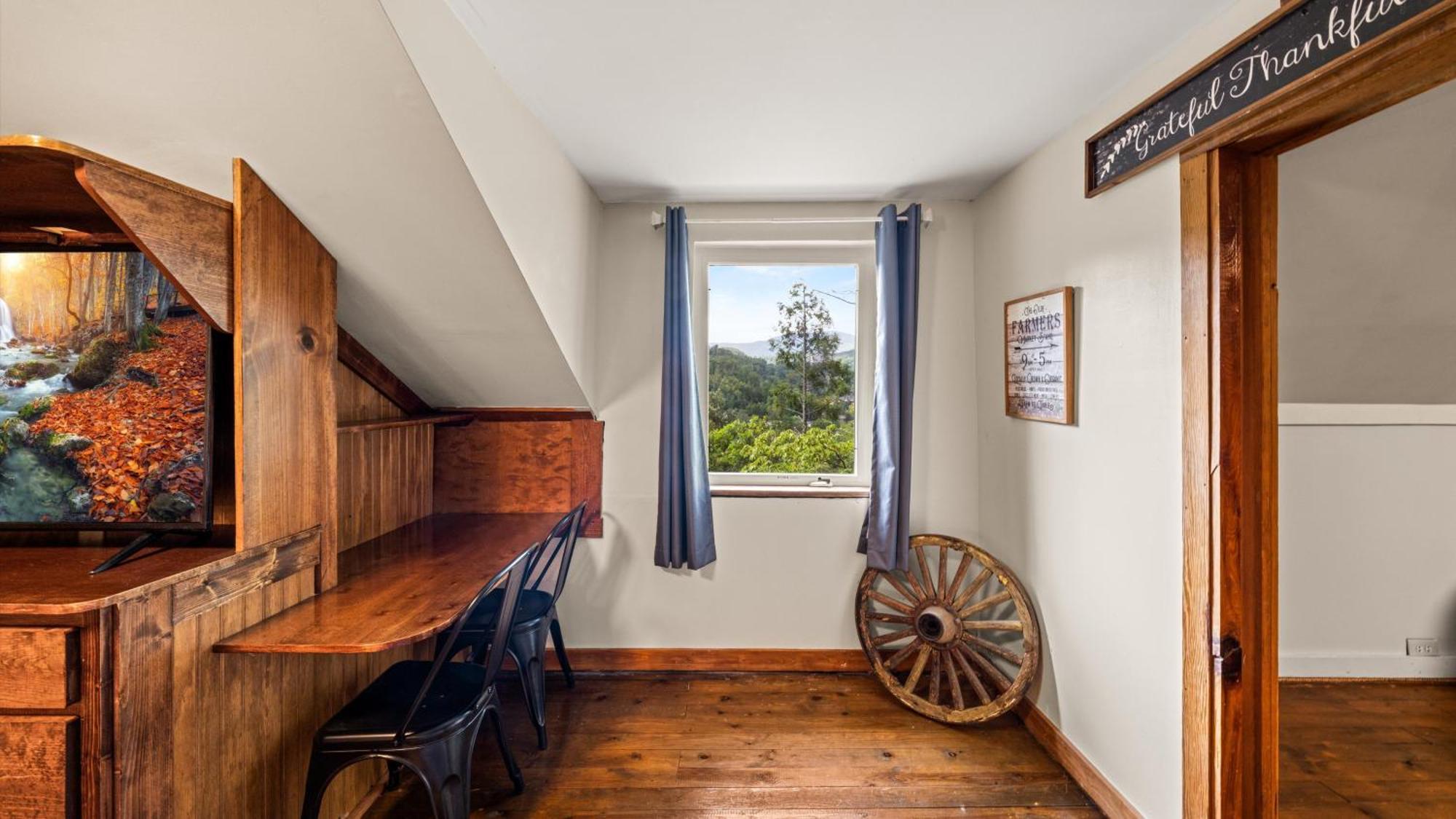 Whiskey Ridge Lodge, A Restored 1940S Gem, 2 Mins From Downtown, Breathtaking City Views, Custom Game Room, And Spacious Elegance 개틀린버그 외부 사진