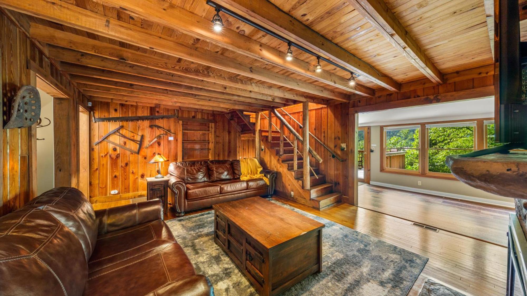 Whiskey Ridge Lodge, A Restored 1940S Gem, 2 Mins From Downtown, Breathtaking City Views, Custom Game Room, And Spacious Elegance 개틀린버그 외부 사진