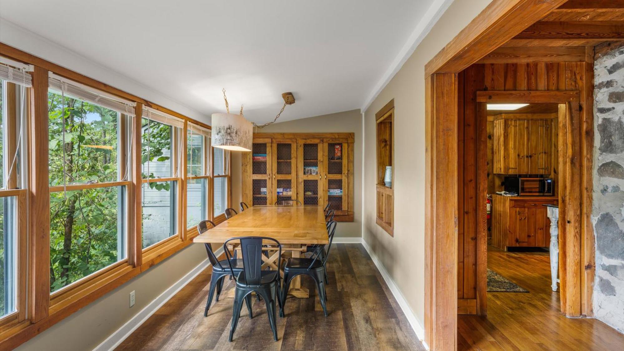 Whiskey Ridge Lodge, A Restored 1940S Gem, 2 Mins From Downtown, Breathtaking City Views, Custom Game Room, And Spacious Elegance 개틀린버그 외부 사진