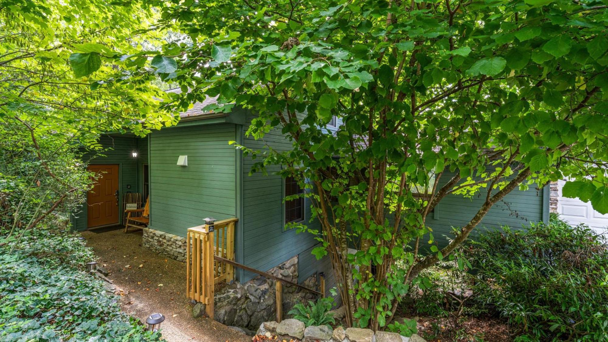 Whiskey Ridge Lodge, A Restored 1940S Gem, 2 Mins From Downtown, Breathtaking City Views, Custom Game Room, And Spacious Elegance 개틀린버그 외부 사진