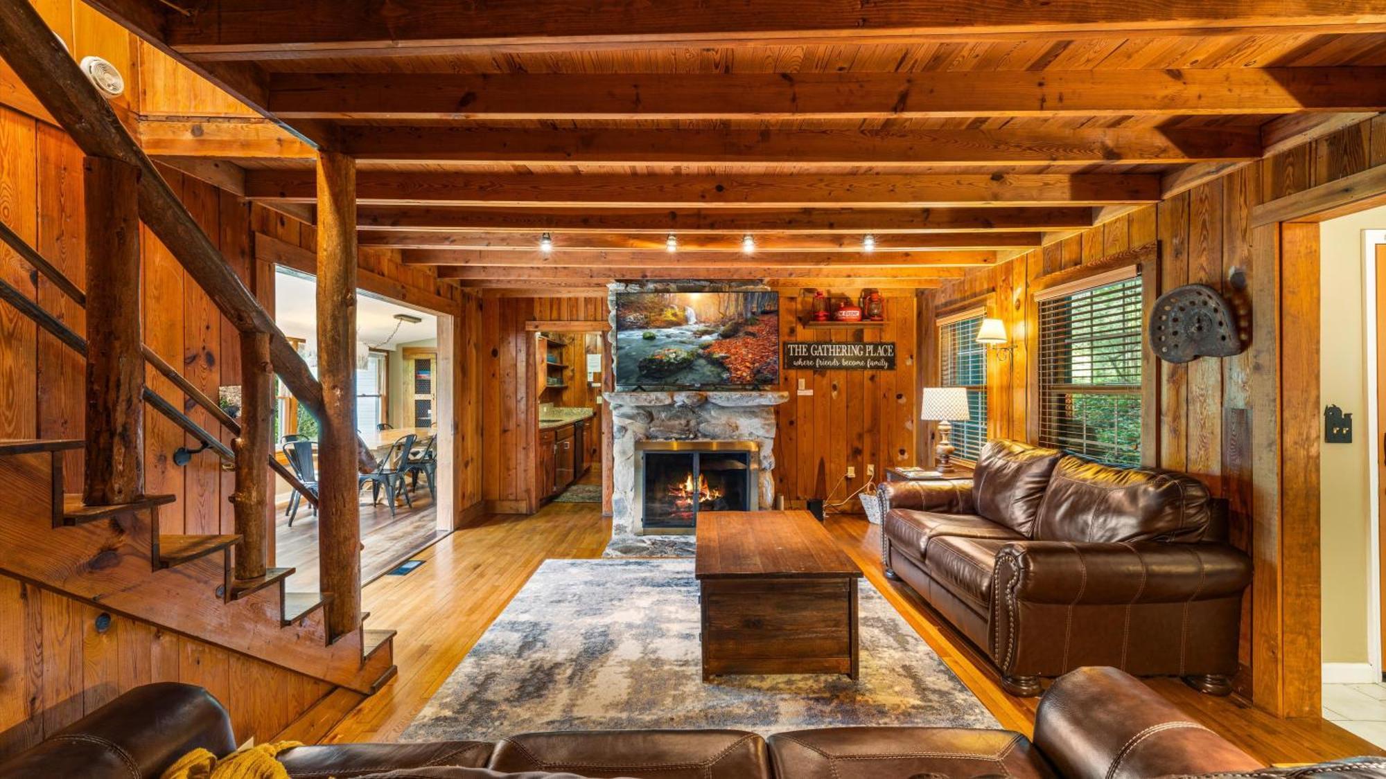 Whiskey Ridge Lodge, A Restored 1940S Gem, 2 Mins From Downtown, Breathtaking City Views, Custom Game Room, And Spacious Elegance 개틀린버그 외부 사진