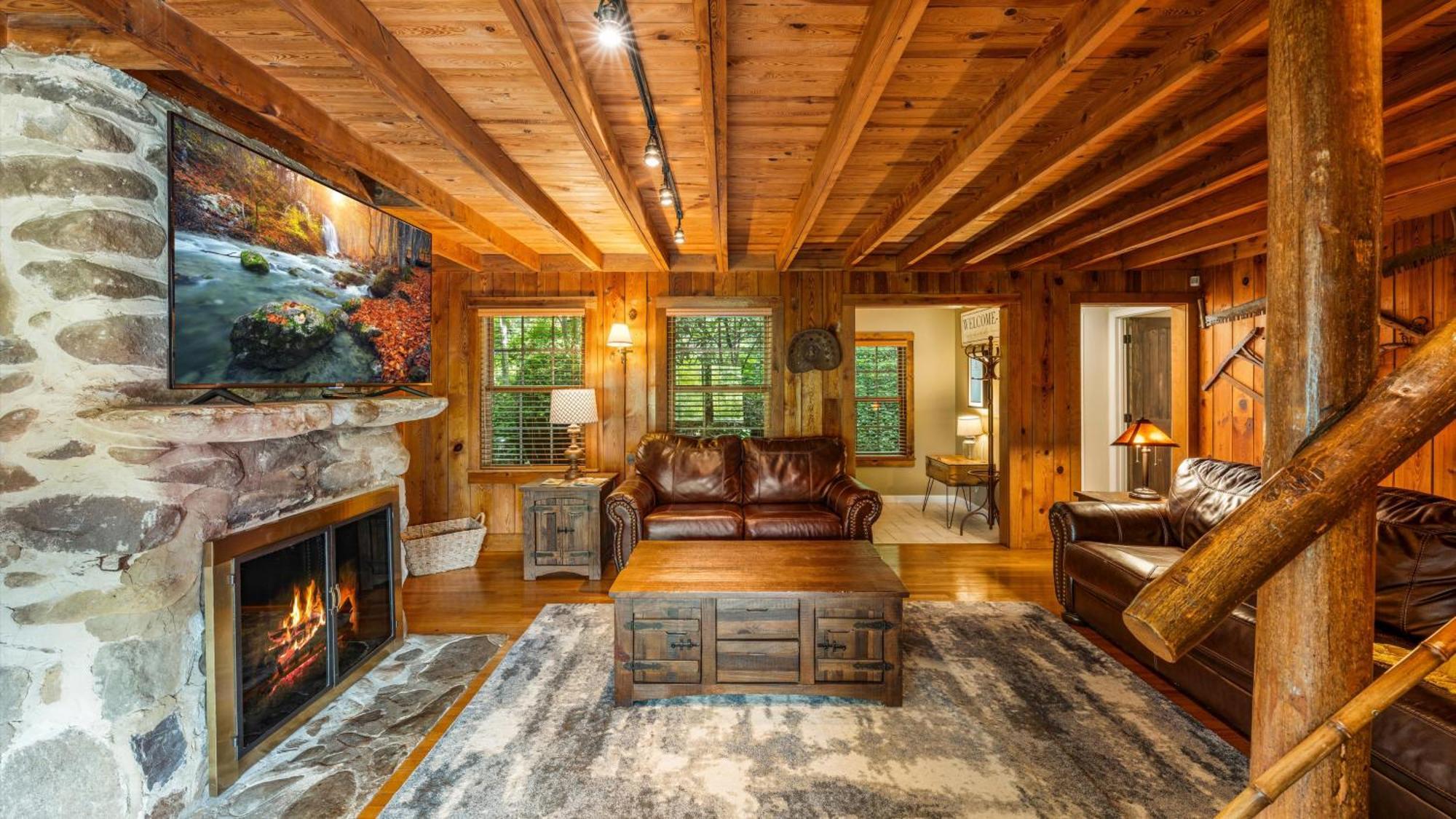 Whiskey Ridge Lodge, A Restored 1940S Gem, 2 Mins From Downtown, Breathtaking City Views, Custom Game Room, And Spacious Elegance 개틀린버그 외부 사진