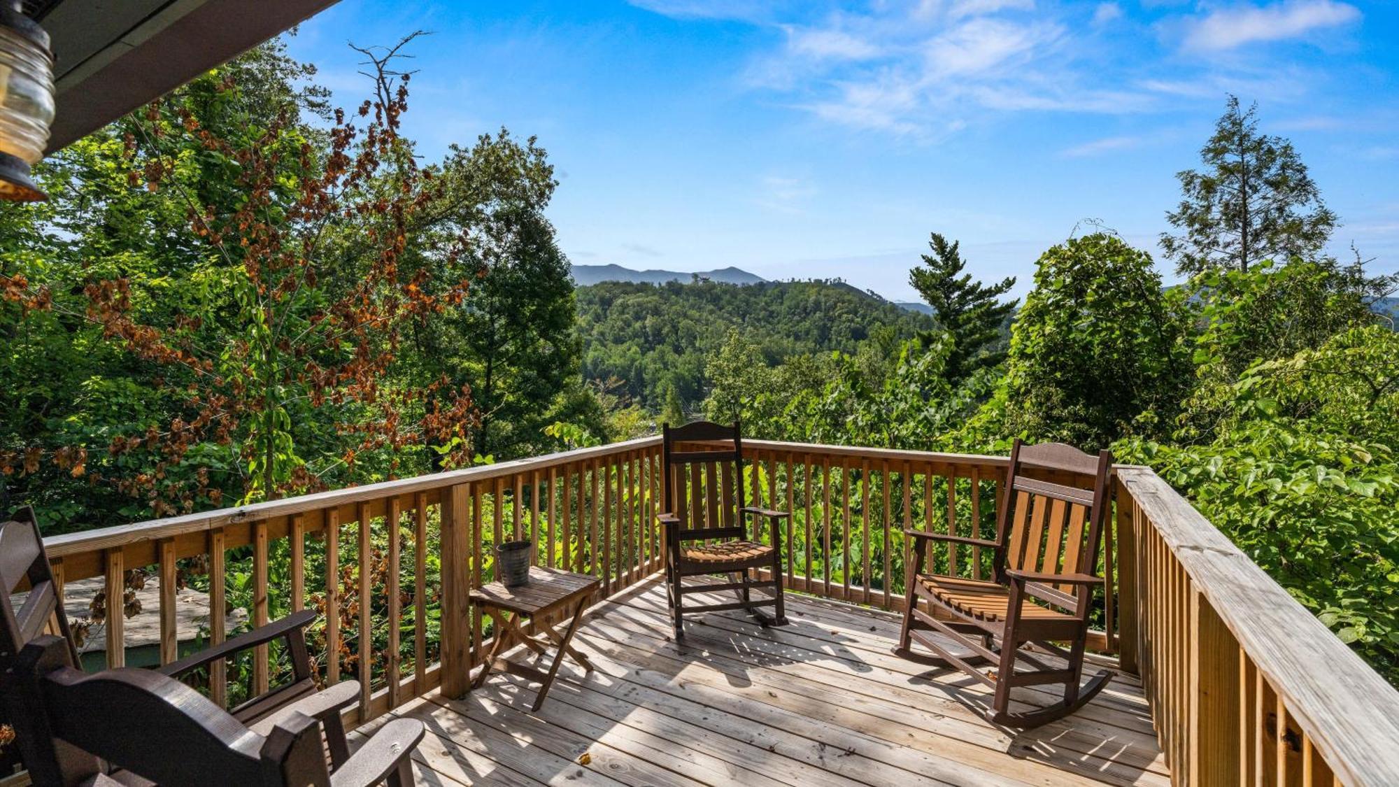 Whiskey Ridge Lodge, A Restored 1940S Gem, 2 Mins From Downtown, Breathtaking City Views, Custom Game Room, And Spacious Elegance 개틀린버그 외부 사진