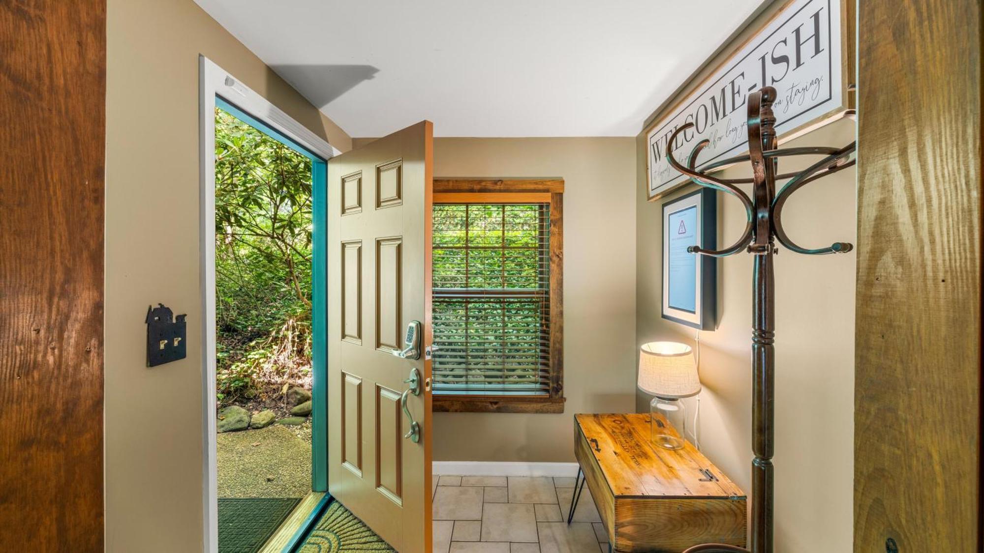 Whiskey Ridge Lodge, A Restored 1940S Gem, 2 Mins From Downtown, Breathtaking City Views, Custom Game Room, And Spacious Elegance 개틀린버그 외부 사진