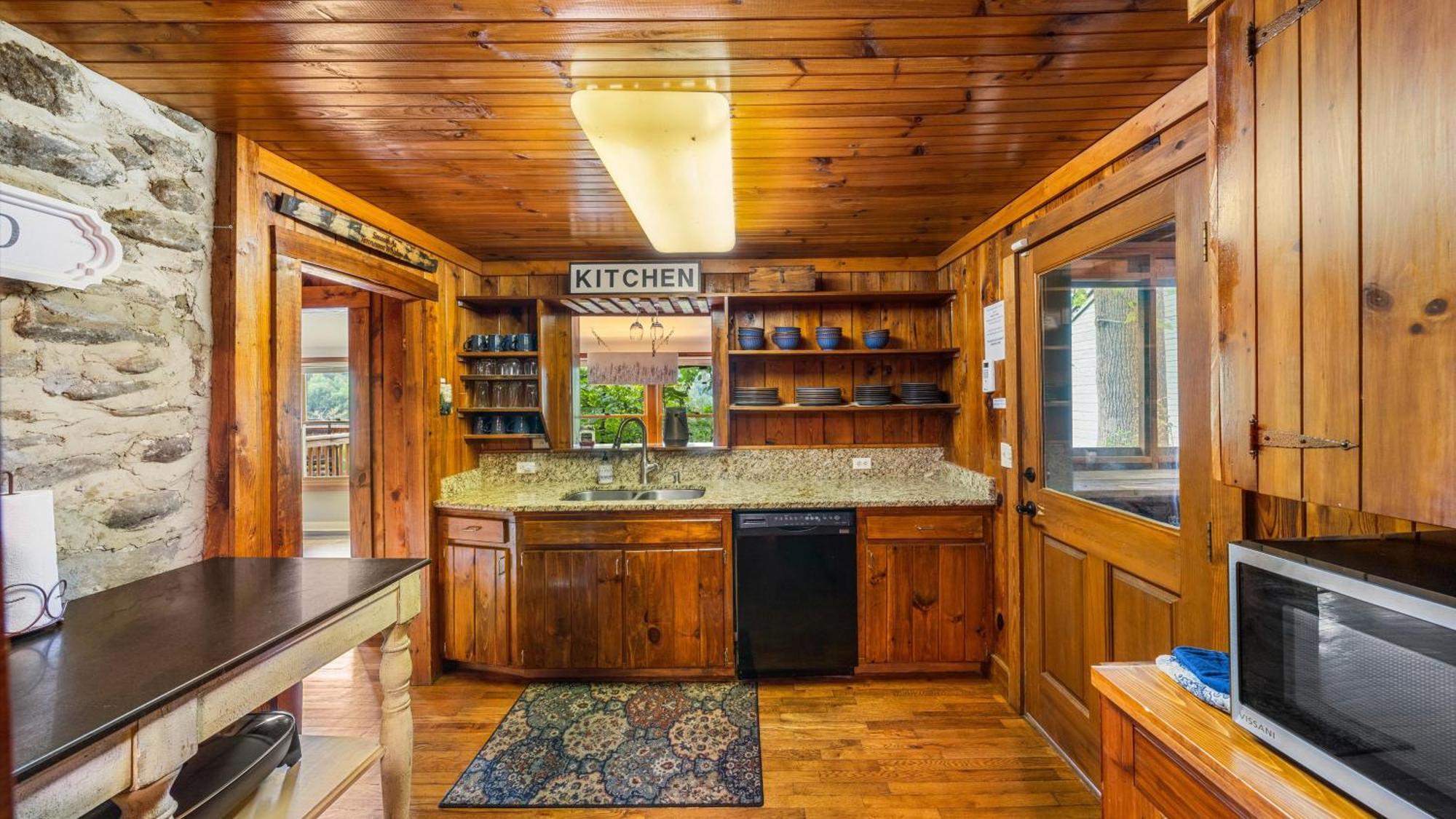 Whiskey Ridge Lodge, A Restored 1940S Gem, 2 Mins From Downtown, Breathtaking City Views, Custom Game Room, And Spacious Elegance 개틀린버그 외부 사진