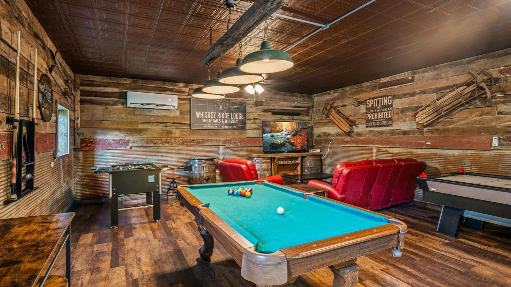 Whiskey Ridge Lodge, A Restored 1940S Gem, 2 Mins From Downtown, Breathtaking City Views, Custom Game Room, And Spacious Elegance 개틀린버그 외부 사진