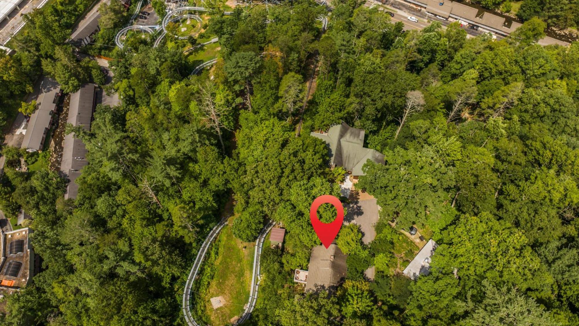 Whiskey Ridge Lodge, A Restored 1940S Gem, 2 Mins From Downtown, Breathtaking City Views, Custom Game Room, And Spacious Elegance 개틀린버그 외부 사진