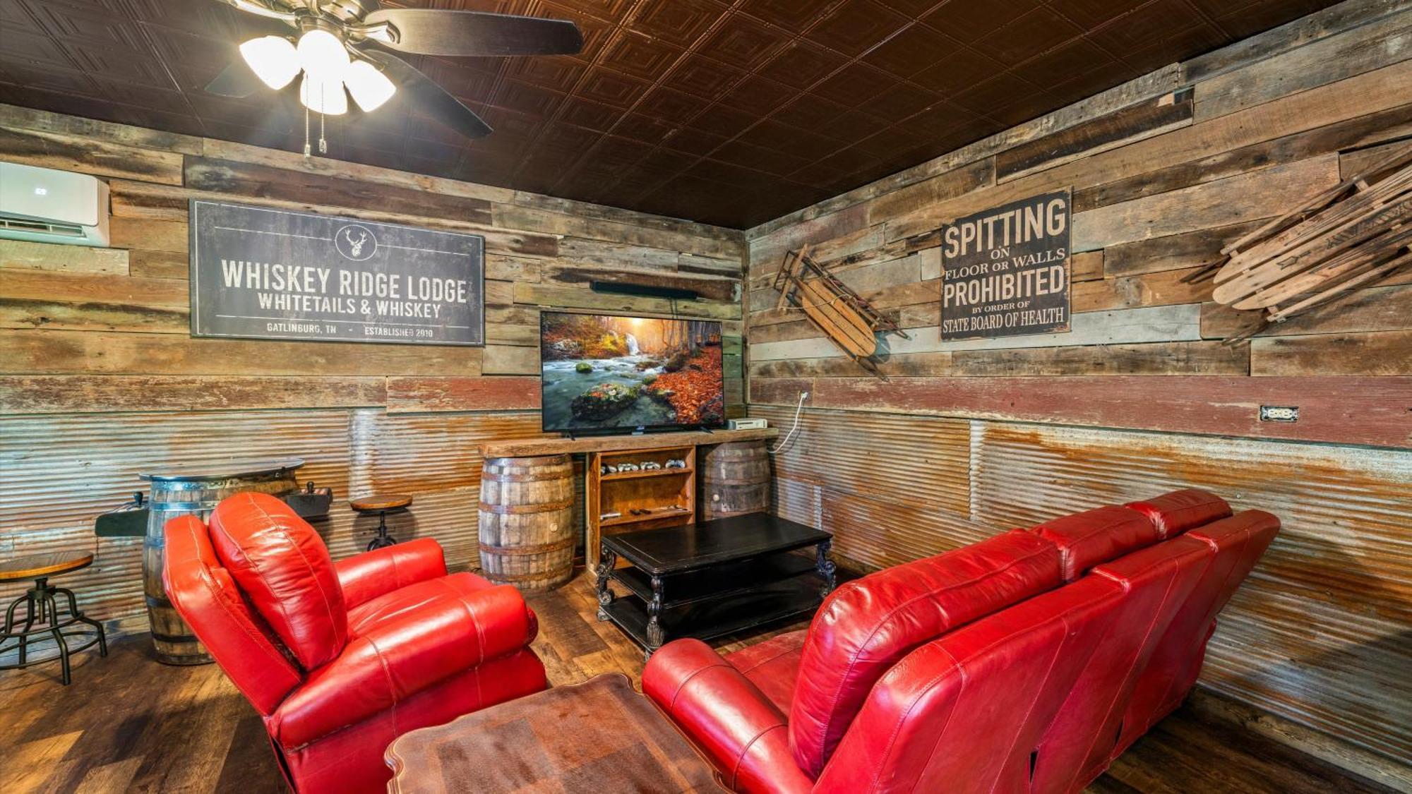 Whiskey Ridge Lodge, A Restored 1940S Gem, 2 Mins From Downtown, Breathtaking City Views, Custom Game Room, And Spacious Elegance 개틀린버그 외부 사진