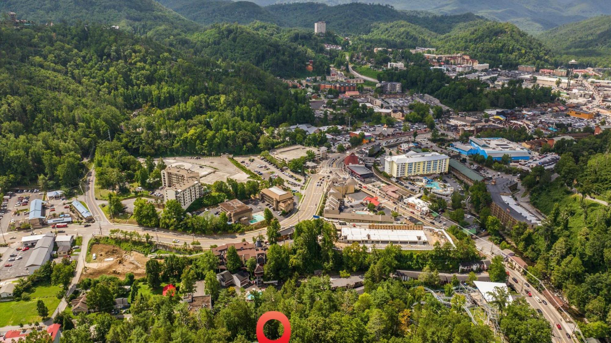 Whiskey Ridge Lodge, A Restored 1940S Gem, 2 Mins From Downtown, Breathtaking City Views, Custom Game Room, And Spacious Elegance 개틀린버그 외부 사진