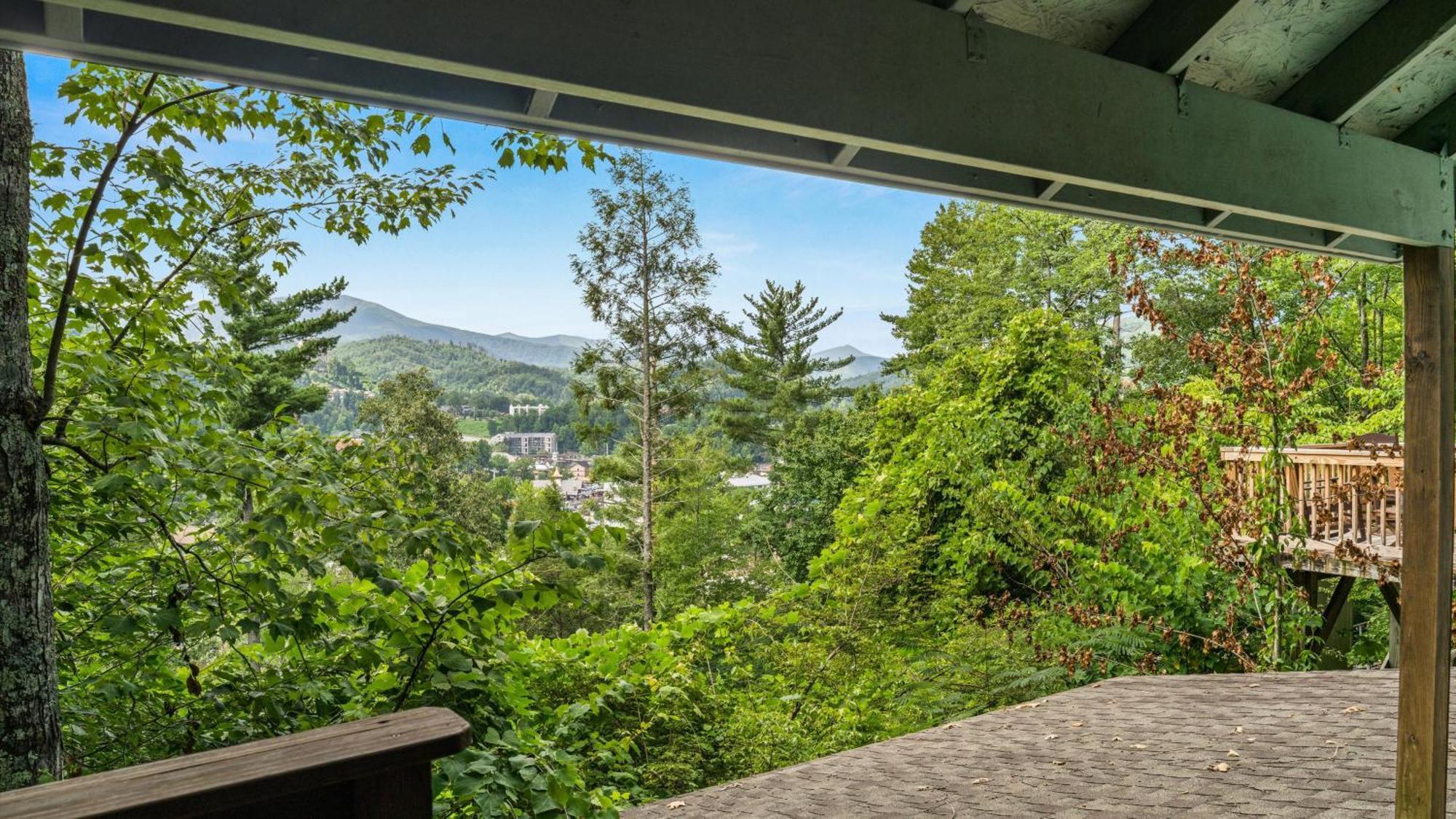 Whiskey Ridge Lodge, A Restored 1940S Gem, 2 Mins From Downtown, Breathtaking City Views, Custom Game Room, And Spacious Elegance 개틀린버그 외부 사진