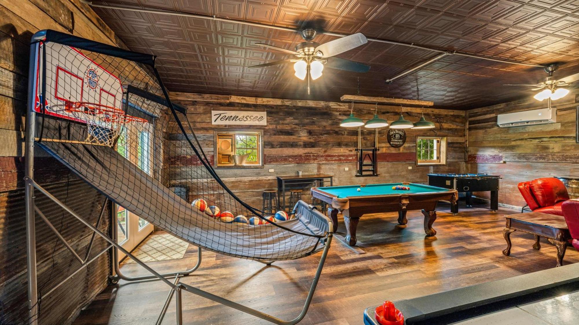 Whiskey Ridge Lodge, A Restored 1940S Gem, 2 Mins From Downtown, Breathtaking City Views, Custom Game Room, And Spacious Elegance 개틀린버그 외부 사진