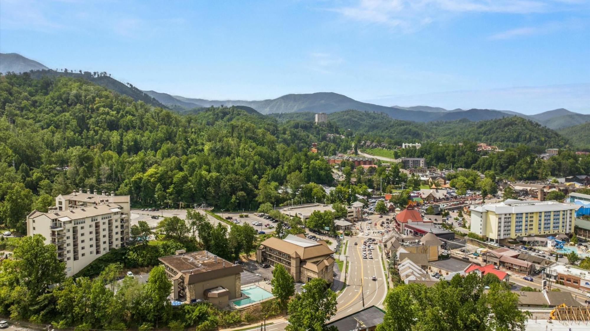 Whiskey Ridge Lodge, A Restored 1940S Gem, 2 Mins From Downtown, Breathtaking City Views, Custom Game Room, And Spacious Elegance 개틀린버그 외부 사진