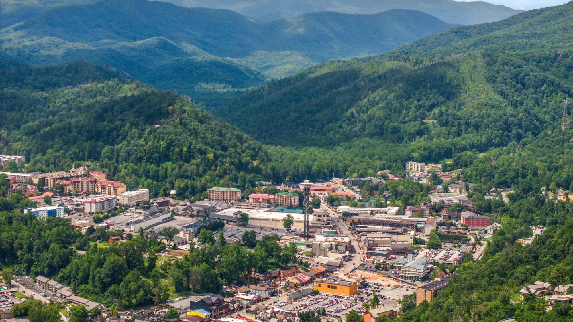 Whiskey Ridge Lodge, A Restored 1940S Gem, 2 Mins From Downtown, Breathtaking City Views, Custom Game Room, And Spacious Elegance 개틀린버그 외부 사진