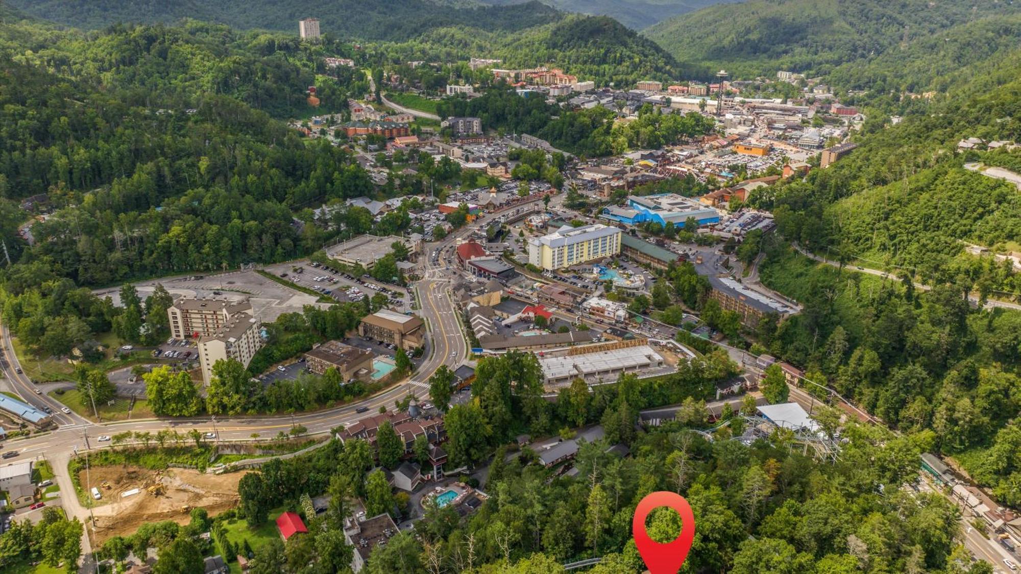 Whiskey Ridge Lodge, A Restored 1940S Gem, 2 Mins From Downtown, Breathtaking City Views, Custom Game Room, And Spacious Elegance 개틀린버그 외부 사진