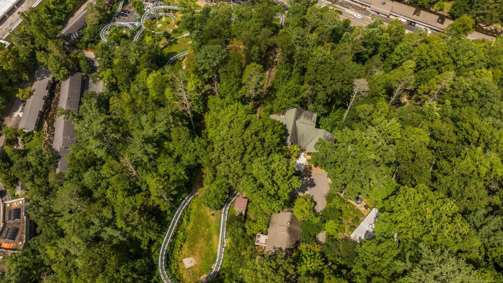 Whiskey Ridge Lodge, A Restored 1940S Gem, 2 Mins From Downtown, Breathtaking City Views, Custom Game Room, And Spacious Elegance 개틀린버그 외부 사진