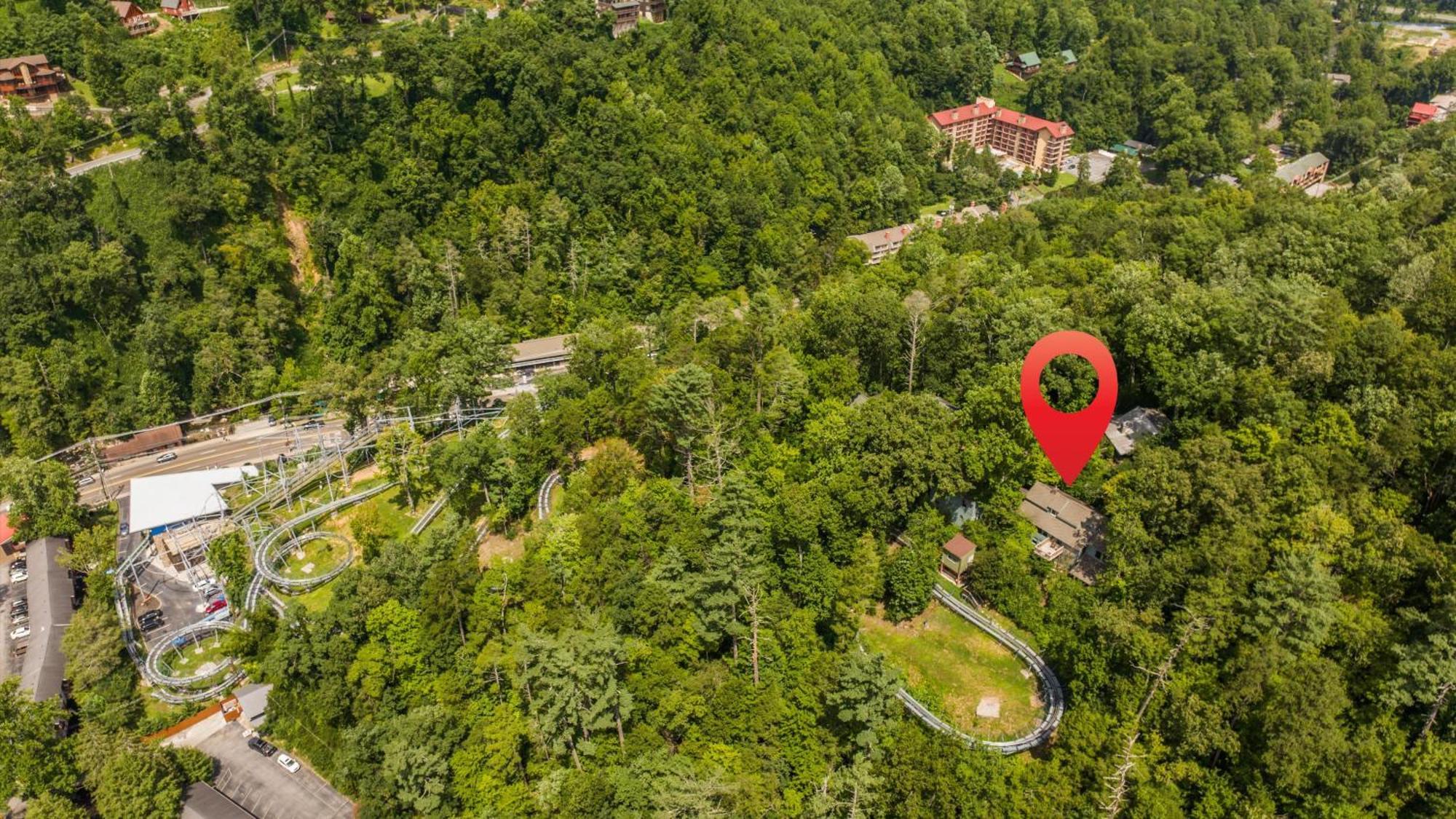 Whiskey Ridge Lodge, A Restored 1940S Gem, 2 Mins From Downtown, Breathtaking City Views, Custom Game Room, And Spacious Elegance 개틀린버그 외부 사진