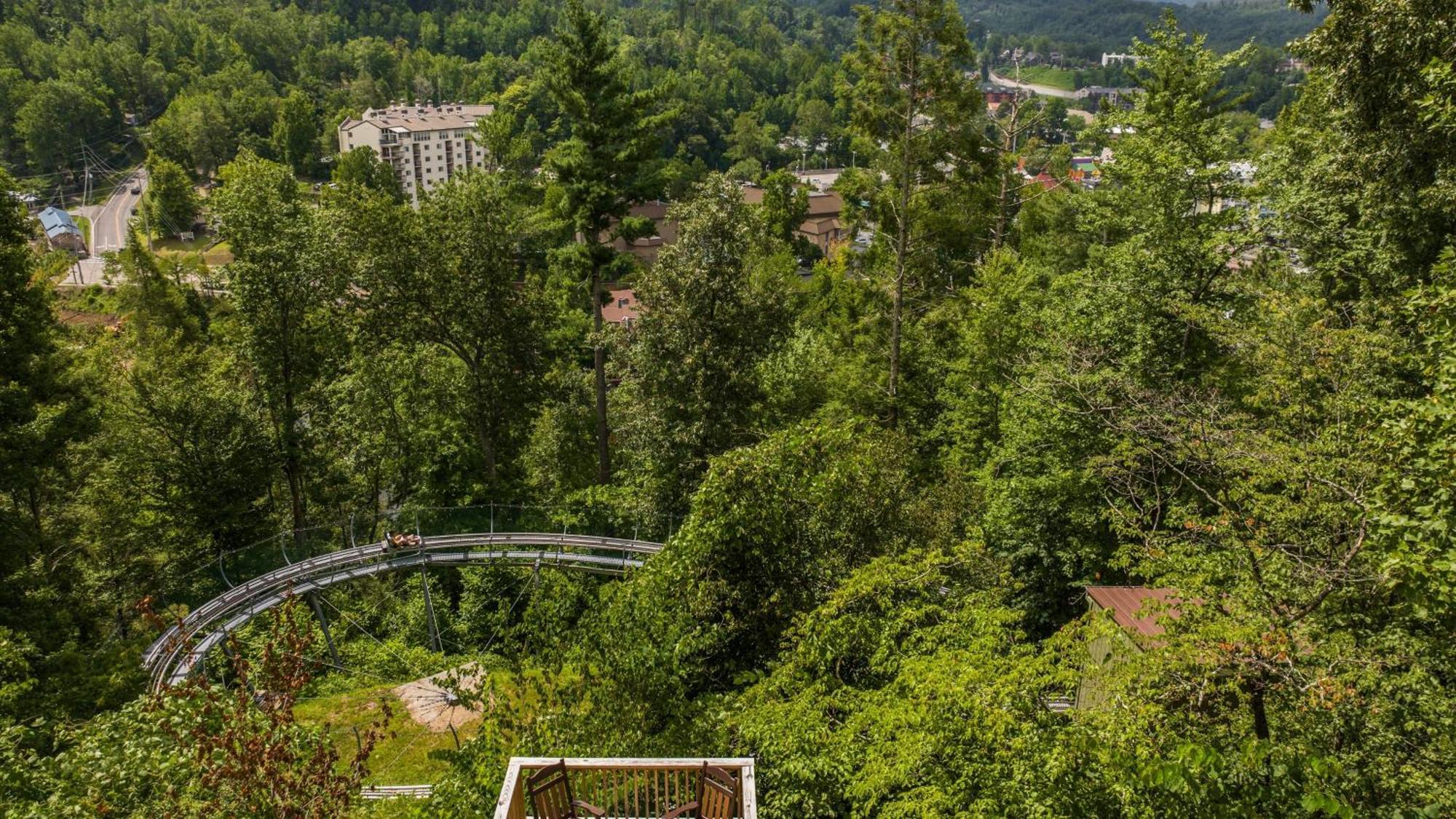 Whiskey Ridge Lodge, A Restored 1940S Gem, 2 Mins From Downtown, Breathtaking City Views, Custom Game Room, And Spacious Elegance 개틀린버그 외부 사진