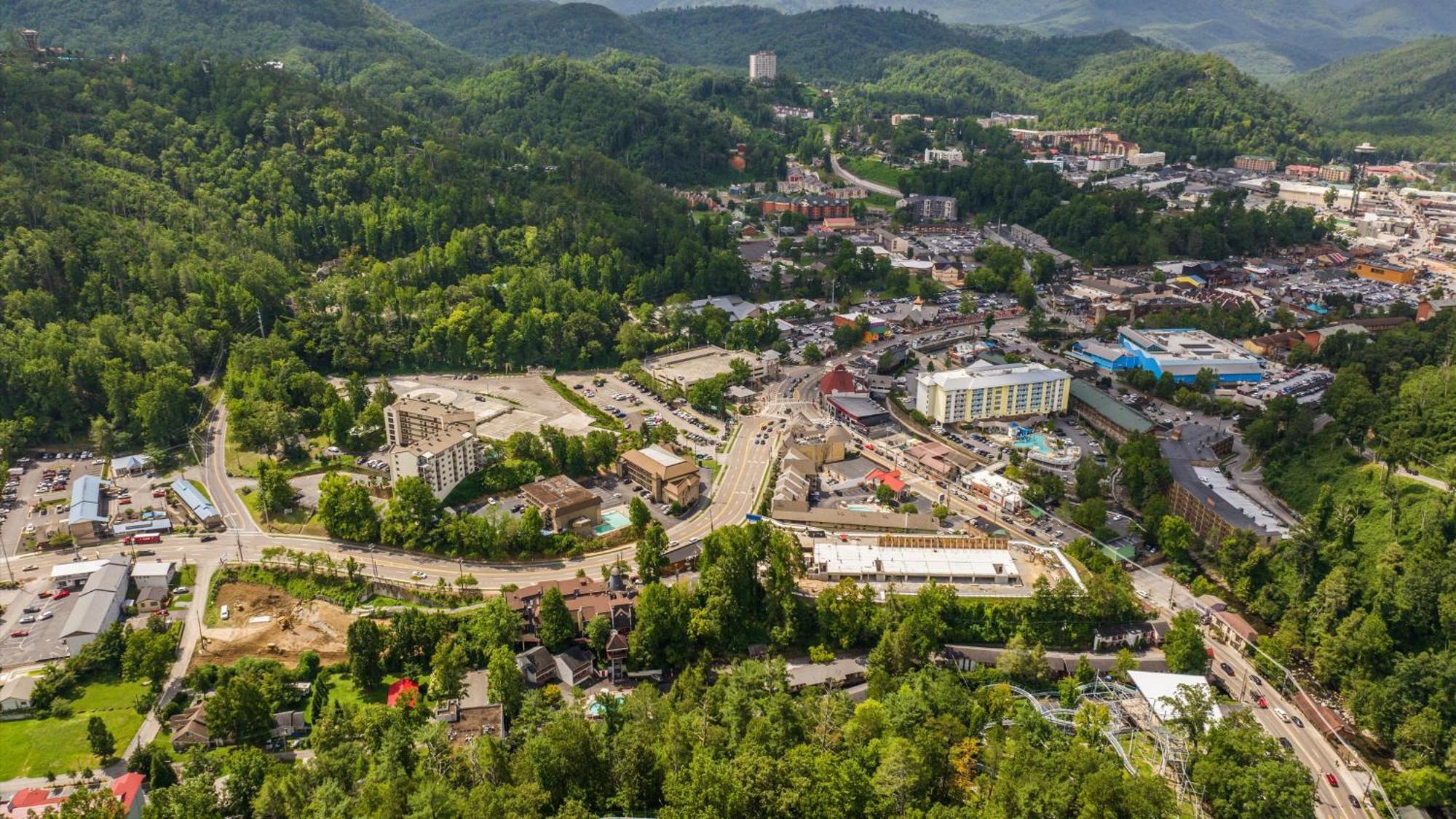 Whiskey Ridge Lodge, A Restored 1940S Gem, 2 Mins From Downtown, Breathtaking City Views, Custom Game Room, And Spacious Elegance 개틀린버그 외부 사진