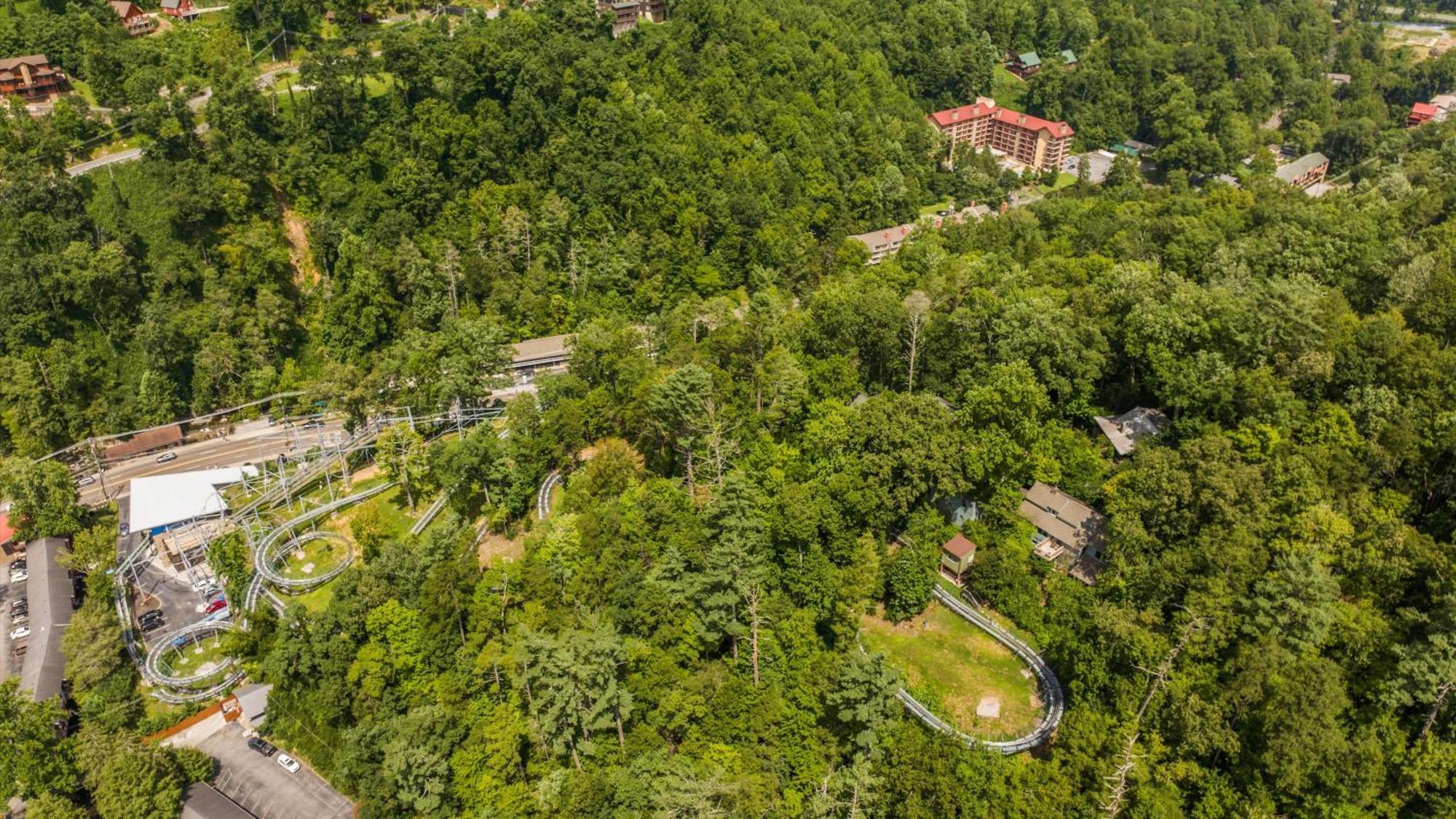 Whiskey Ridge Lodge, A Restored 1940S Gem, 2 Mins From Downtown, Breathtaking City Views, Custom Game Room, And Spacious Elegance 개틀린버그 외부 사진