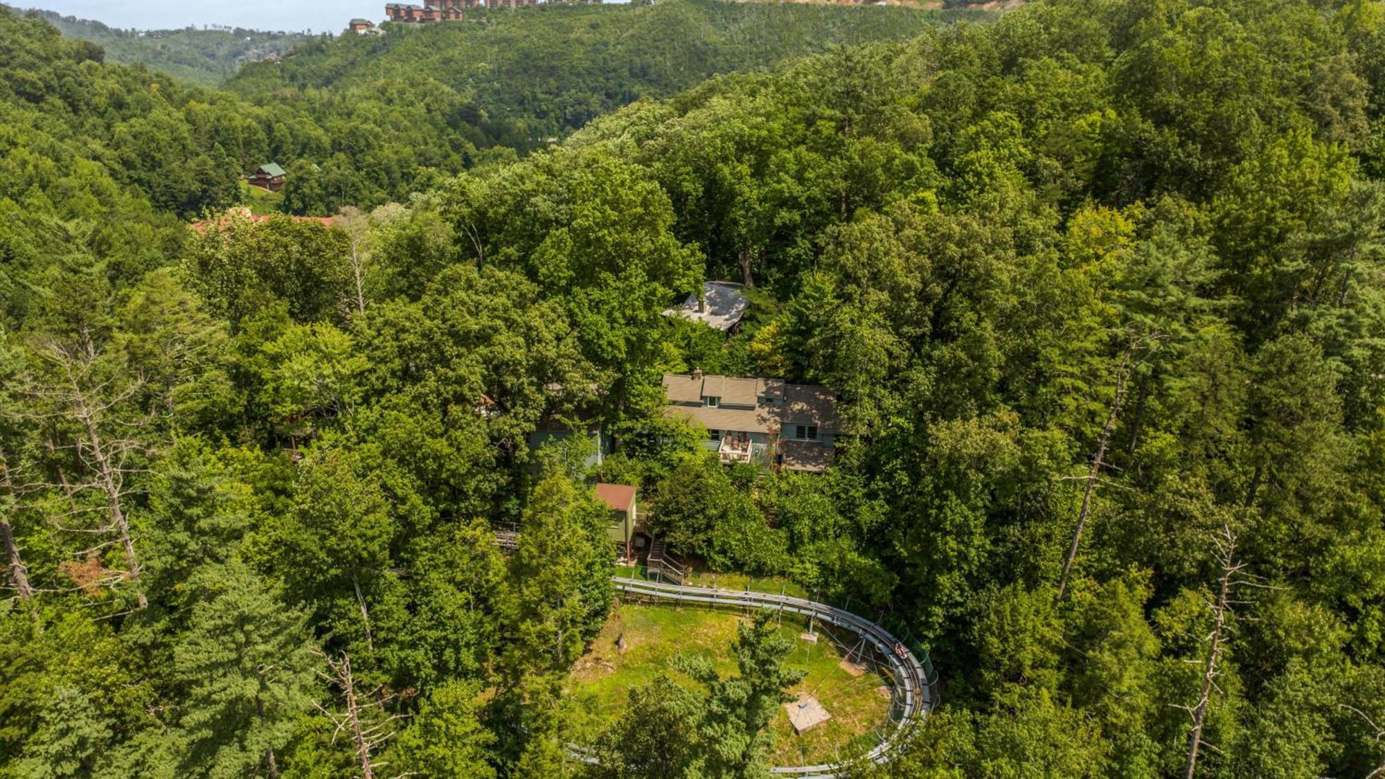 Whiskey Ridge Lodge, A Restored 1940S Gem, 2 Mins From Downtown, Breathtaking City Views, Custom Game Room, And Spacious Elegance 개틀린버그 외부 사진