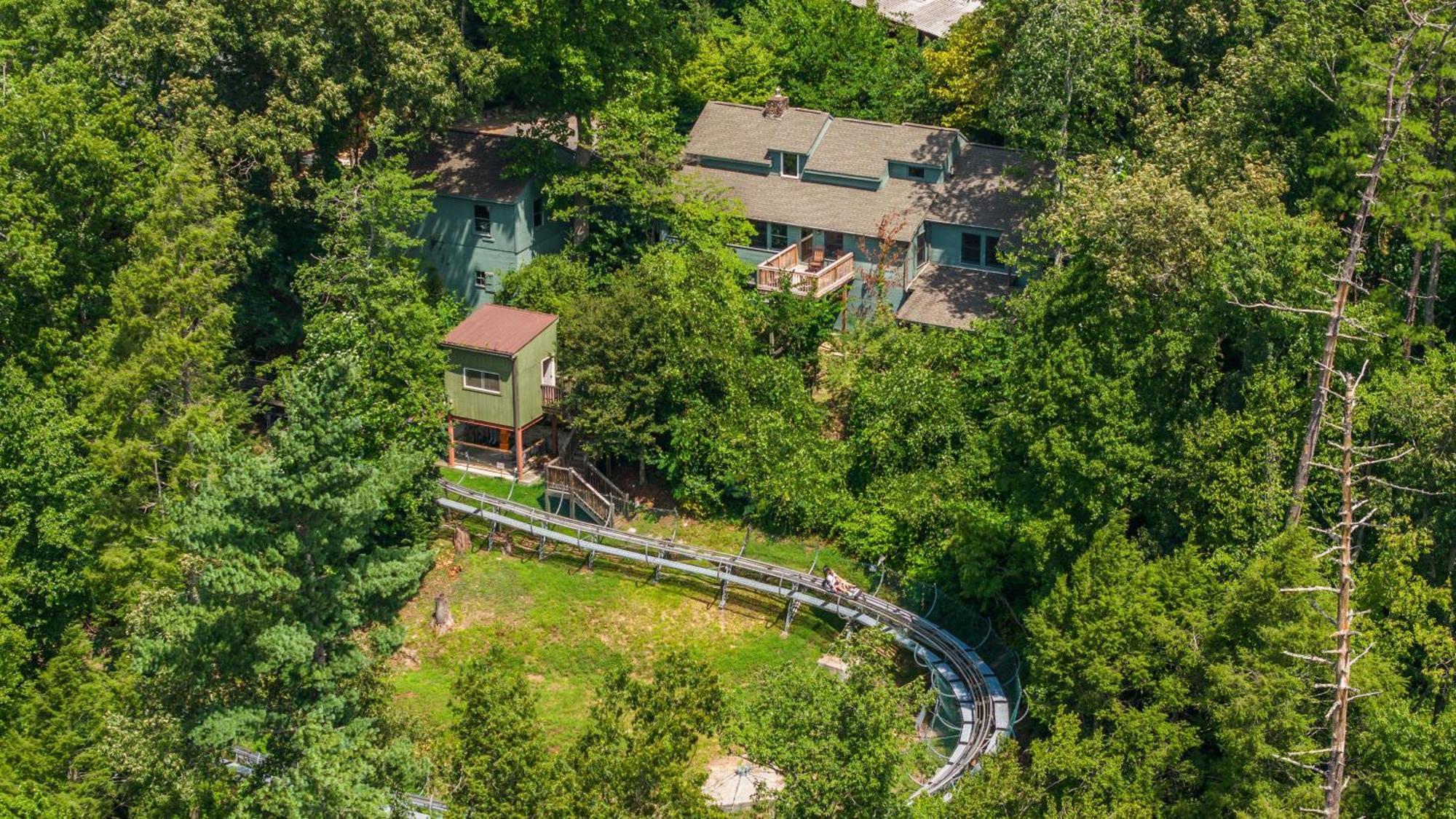 Whiskey Ridge Lodge, A Restored 1940S Gem, 2 Mins From Downtown, Breathtaking City Views, Custom Game Room, And Spacious Elegance 개틀린버그 외부 사진