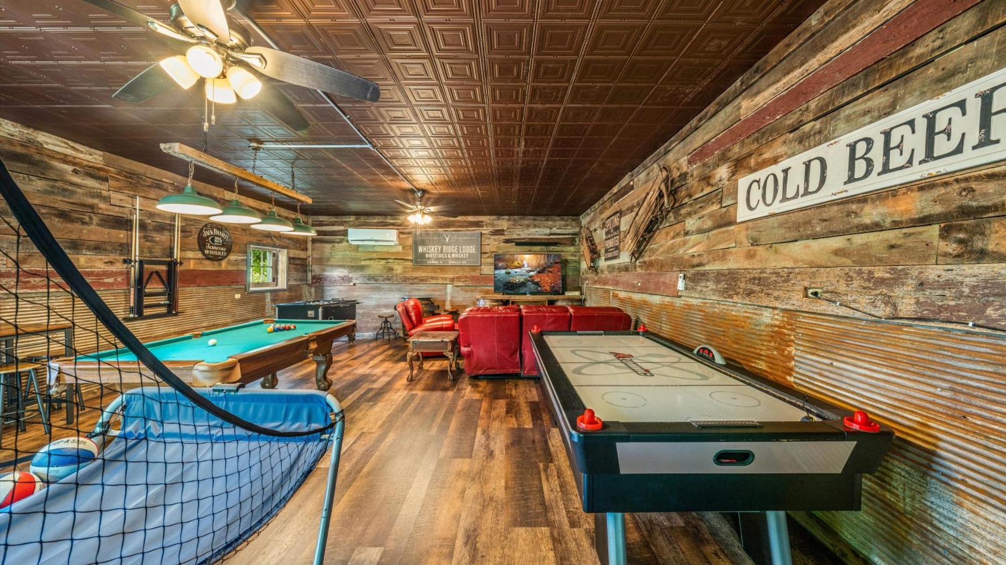 Whiskey Ridge Lodge, A Restored 1940S Gem, 2 Mins From Downtown, Breathtaking City Views, Custom Game Room, And Spacious Elegance 개틀린버그 외부 사진