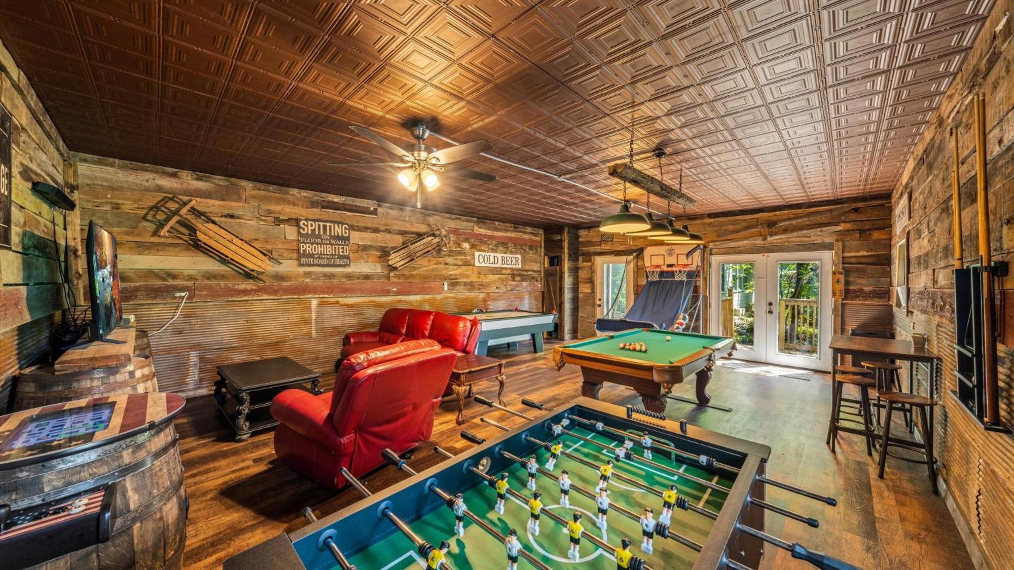 Whiskey Ridge Lodge, A Restored 1940S Gem, 2 Mins From Downtown, Breathtaking City Views, Custom Game Room, And Spacious Elegance 개틀린버그 외부 사진